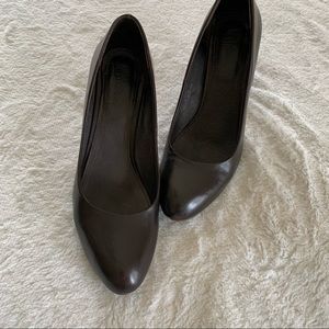 La Chateau Brown Heels